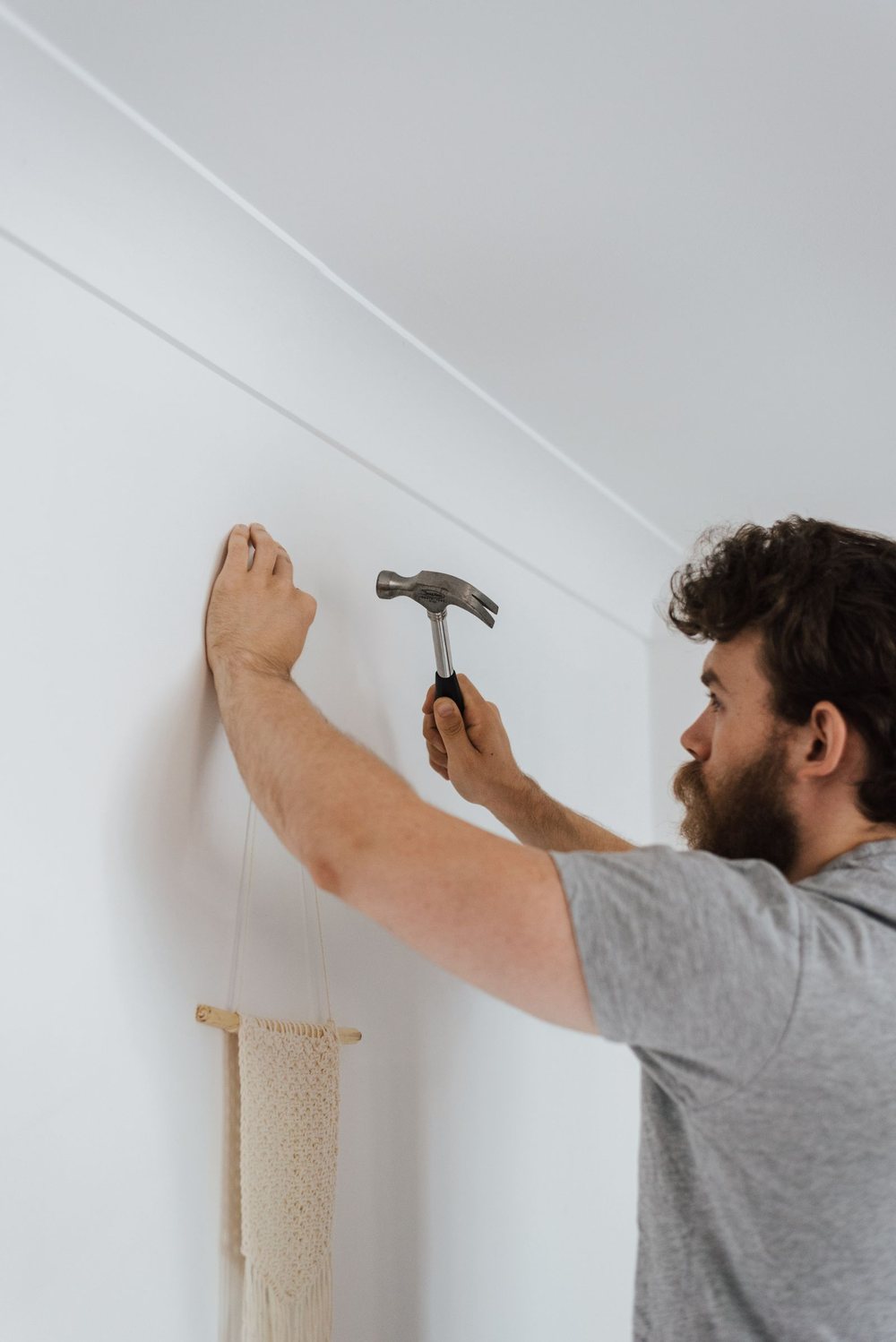 Handwerker bei Montagearbeiten an einer Wand